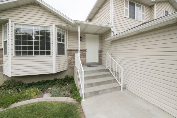 Cost of White Vinyl Siding Replacement in Lebanon